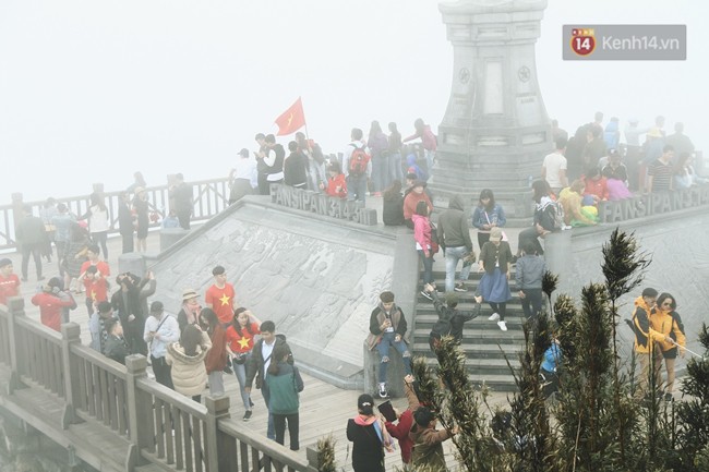 Hàng nghìn người xếp hàng chật kín chờ mua vé cáp treo lên đỉnh Fansipan ngày 30/4 Hàng nghìn người xếp hàng chật kín chờ mua vé cáp treo lên đỉnh Fansipan ngày 30/4